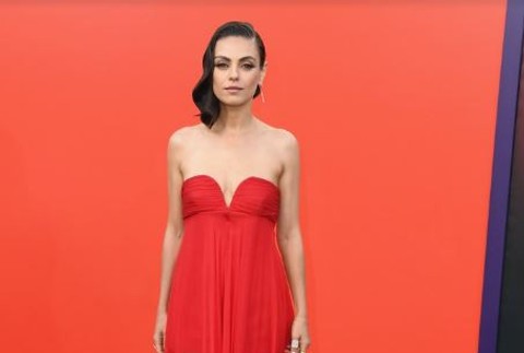 Mila Kunis v červených šatách