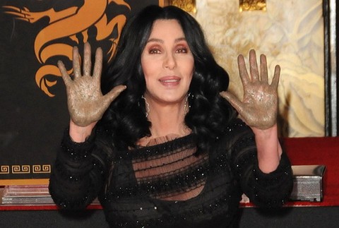Cher so špinavými rukami, tesne po tom, ako dala Hollywoodu svoje odtlačky