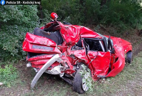 Z auta ostala len kopa šrotu. Šoféra (19) previezli do nemocnice