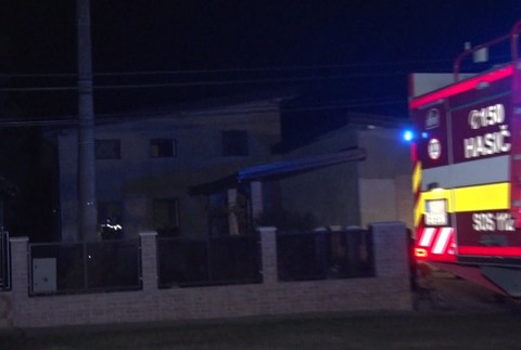 Požiar rodinného domu. Hasiči zachraňovali rodičov s dvomi malými deťmi