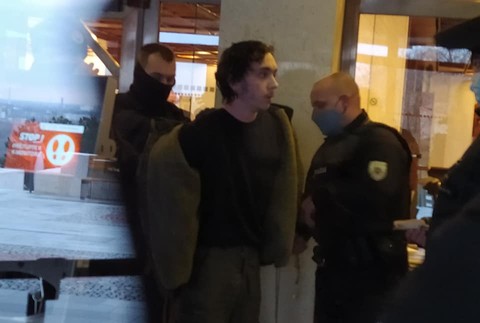 Do budovy sa snažil dostať mladík so sekerou v ruke 