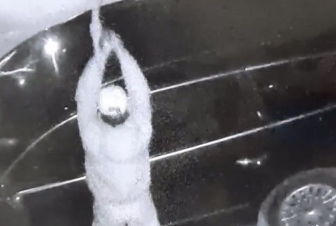 Dávid zaparkoval auto pred panelák. Vyhliadol si ho ale neznámy páchateľ s krompáčom