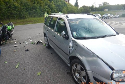 Nehoda pri odbočovaní. Vodič auta nedal prednosť motocyklu