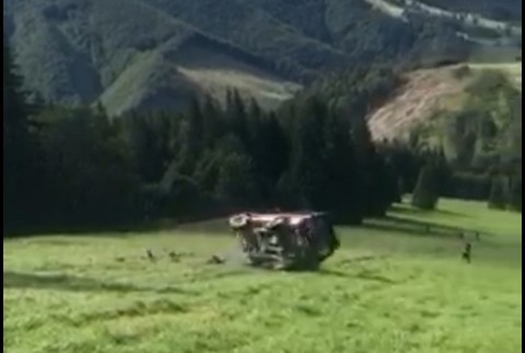 Auto rutiace sa z kopca