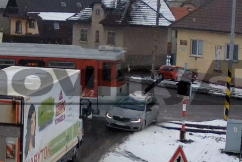 Vodič prežil zrážku s vlakom, auto tlačil pred sebou takmer tridsať metrov