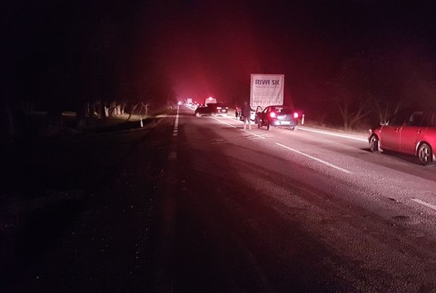 Pri Šamoríne sa zrazili tri autá, pri nehode zomreli dvaja ľudia.jpg