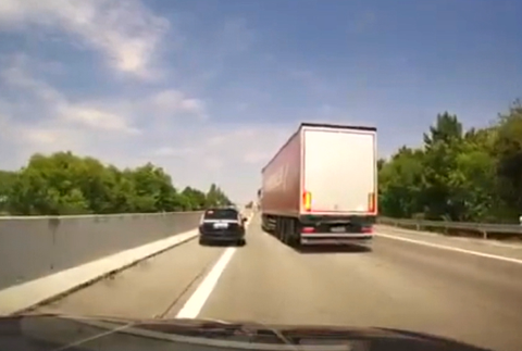 Šialený kamionista vytláčal autá do zvodidiel 