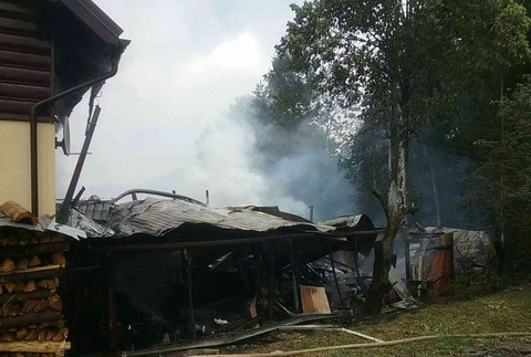 Požiar zachvátil časť rodinného domu. Na mieste zasahuje takmer 20 hasičov