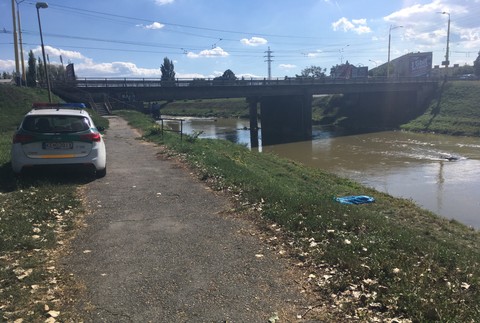 Tragická nehoda na rybačke. Dvaja muži sa utopili 
