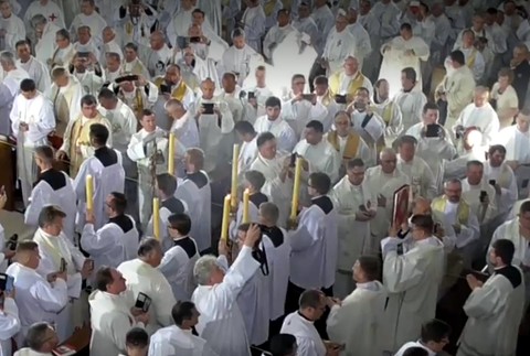 Incident pre hostiu. Kňazi privolali do kostola na tínedžera políciu