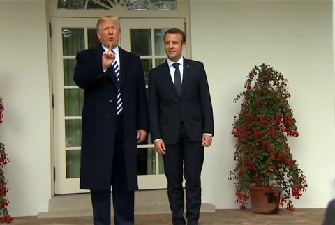 Vrúcne objatia, bozky a náklonnosť. Vzťahy Trumpa a Macrona sú nadštandardné 15531