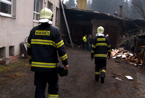 Rozsiahly požiar polyfunkčného domu. Hasiči zasahovali niekoľko hodín