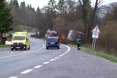 Kamión pred Ružomberkom skončil mimo cesty. Pri nehode z nádrže unikla nafta5630