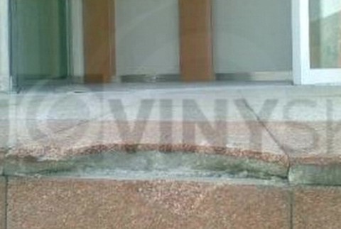 OTP banka, dvere zdola