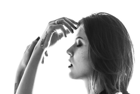 Mladá fotografka si vyberá zaujímavých ľudí.