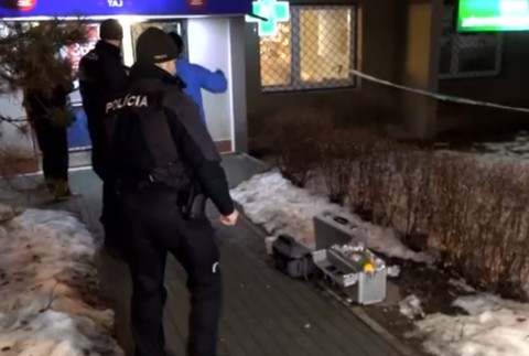 VIDEO: Žiaci základnej školy vytiahli pištoľ na 65-ročnú predavačku