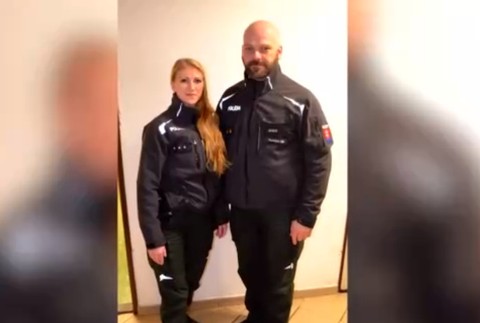 Dievča po nehode skončila s prevráteným autom v potoku. Zakliesnená visela dole hlavou