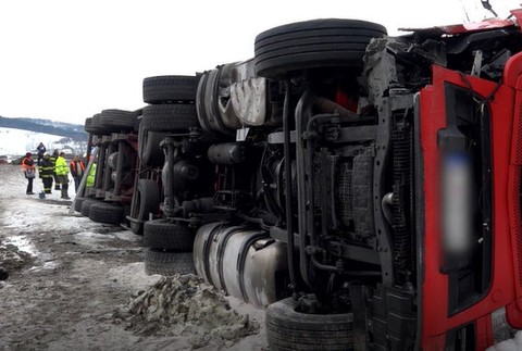 Kamionistovi vbehla dodávka rovno pod kolesá. Z kabíny sa nevedel dostať