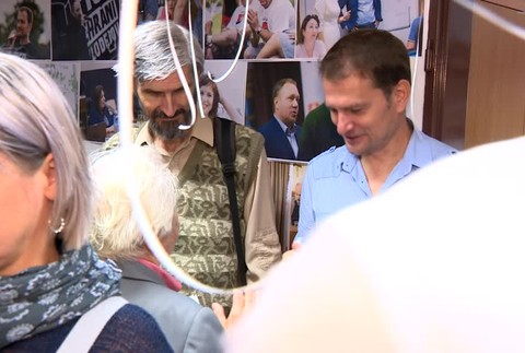 Deň otvorených dverí v parlamente. Rady na Smer, u Kotlebu nikto2323