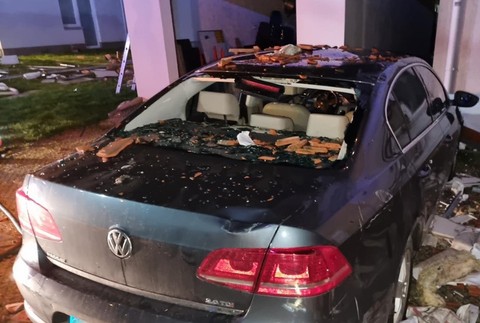 zničené auto po výbuchu