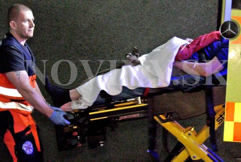 Napadnutý muž na nosidlách