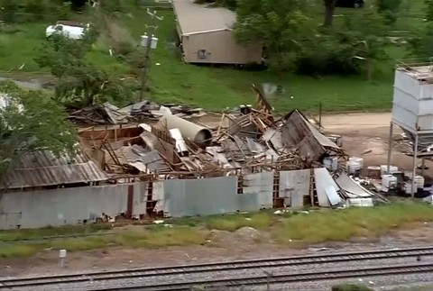 Silné búrky a tornáda zanechali 140-tisíc domácností bez elektriny