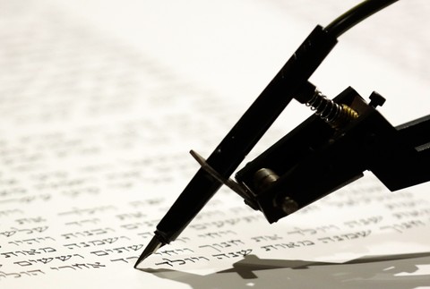 Robot v nemeckom múzeu prepisuje Tóru 3