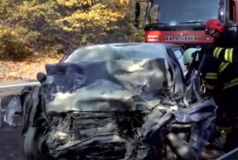 Tragická dopravná nehoda. Vodič prešiel do protismeru a nabúral do dvoch áut