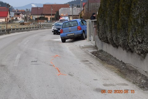 Ranná námraza zapríčinila nehodu. Vodička skončila v betónovom plote