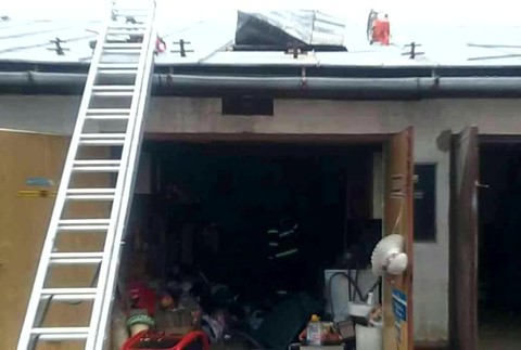 Podkrovie zachvátili plamene. Dvaja tínedžeri skončili v nemocnici