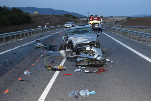 Zrážka osobného auta s dvoma kamiónmi 