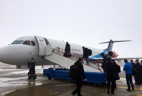 Malta - novinári nastupujú do lietadla 