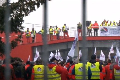 Štrajk v maďarskej fabrike Audi poznačil Slovensko. Volkswagen je nútení zrušiť zmeny