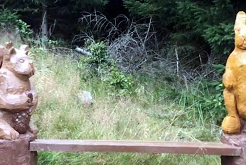 Vandal zničil umelecké lavičky