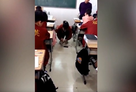 VIDEO: Učiteľ potrestal dievča pred očami žiakov. Musela rozbiť svoj telefón