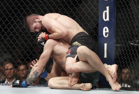 Škandál v Las Vegas. Šampión Nurmagomedov zdolal McGregora, ale opasku sa nedočkal