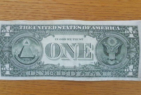 Stovky dolárov chcel zameniť za eurobankovky. Sfalšoval ich príliš nápadne