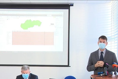 Lekári sa dobrovoľne hlásia do služieb.