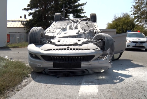 Vodič dostal za volantom mikrospánok. Po náraze sa vozidlo prevrátilo na strechu