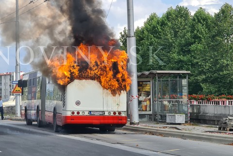 V Banskej Bystrici horel autobus.