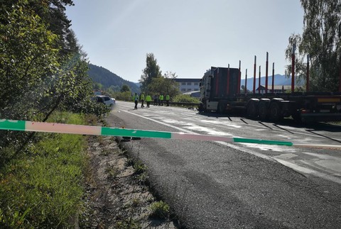 Tragická zrážka kamióna s osobným autom. Cestu pri Hybe uzavreli