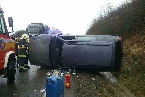 Pri nehode na východe Slovenska sa zranilo 5 ľudí. Auto skončilo prevrátené