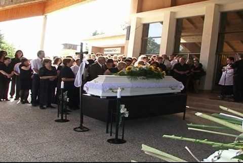 pohreb monika šmidtová ľudia pri truhle