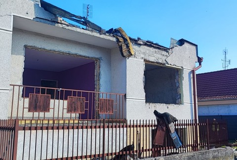 Búranie domu Veľká Mača