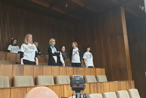 Návrh zákona pobúril pedagógov. Zástupcovia komory učiteľov protestujú v parlamente