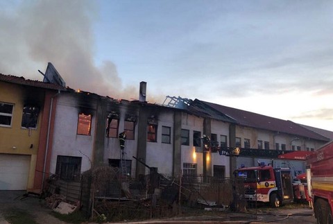 Pre rozsiahly požiar budovy museli evakuovať blízky hotel