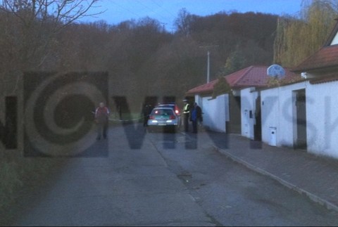 Policajná hliadka kontroluje prístupovú cestu k vile Ernesta Valka.
