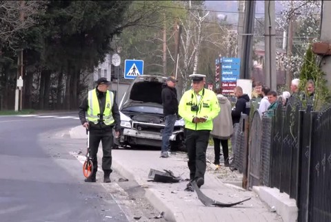 [multi] KN Auto na chodníku nehoda 4039