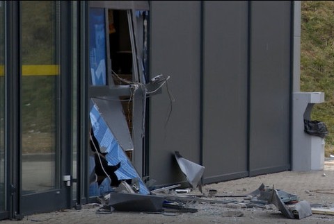 Silná explózia pri potravinách. Z bankomatu zmizli desiatky tisíc eur