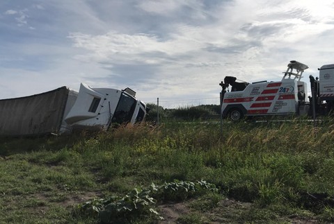 Na diaľnici D2 sa prevrátil kamión. Dopravu obmedzili 